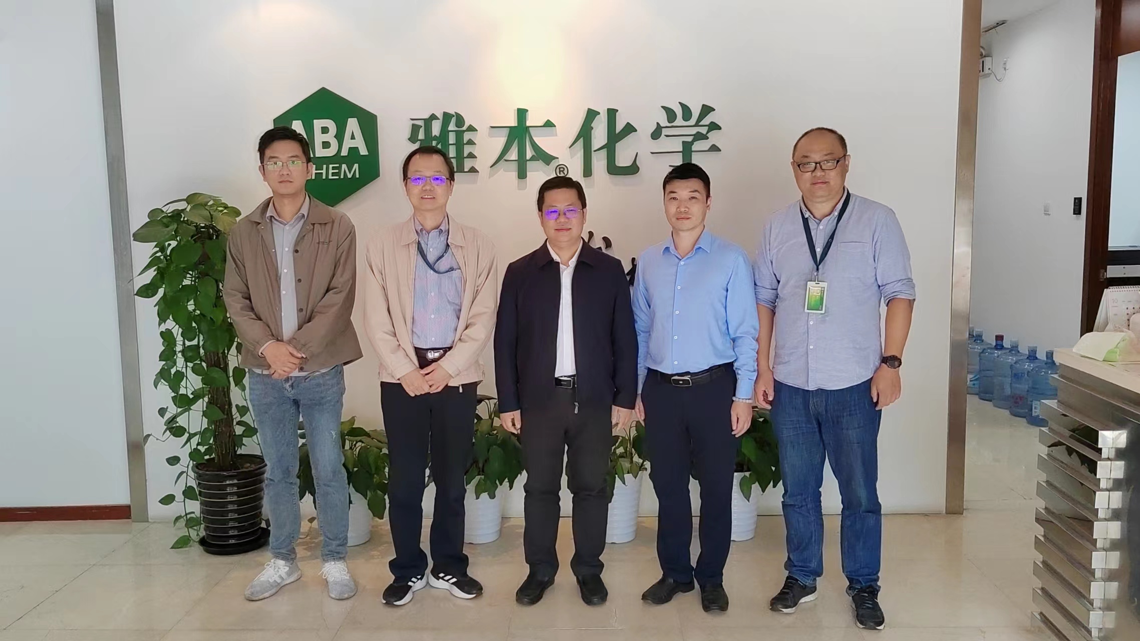 襄城区委常委、统战部部长刘颖浩一行参观z6人生就是博化学张江创新中心