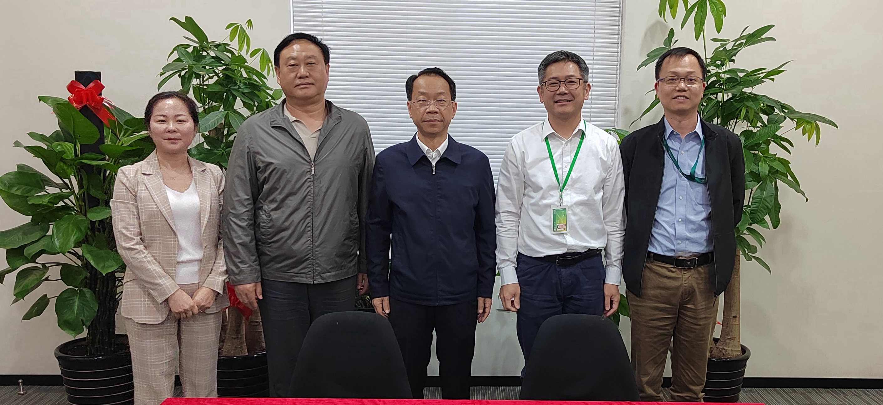 襄阳市委副书记、政法委书记胡勇一行访问z6人生就是博化学创新中心